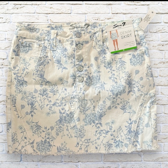 NWT Women's Seven7 Jean Denim Skirt Size 10 - White with Blue Flowers - Picture 1 of 5